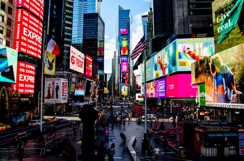 Photo de Time Square avec des publicités partout